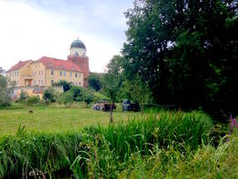 Grüner Burggarten im Sommer